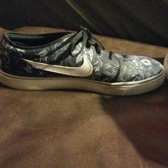 Nike shoes - Picture 2 of 4